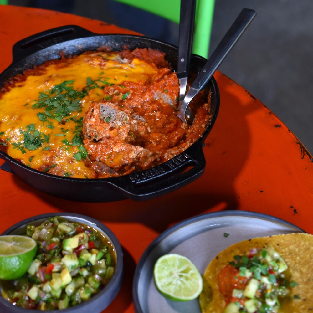 überbackener Reis mit Salat
