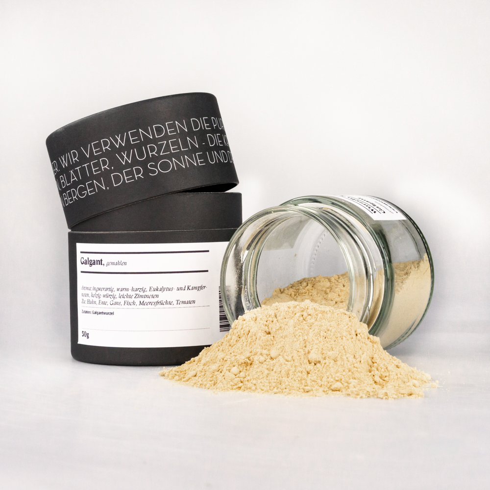Galgant, gemahlen – offenes Gewürzglas mit Gewürzdose daneben