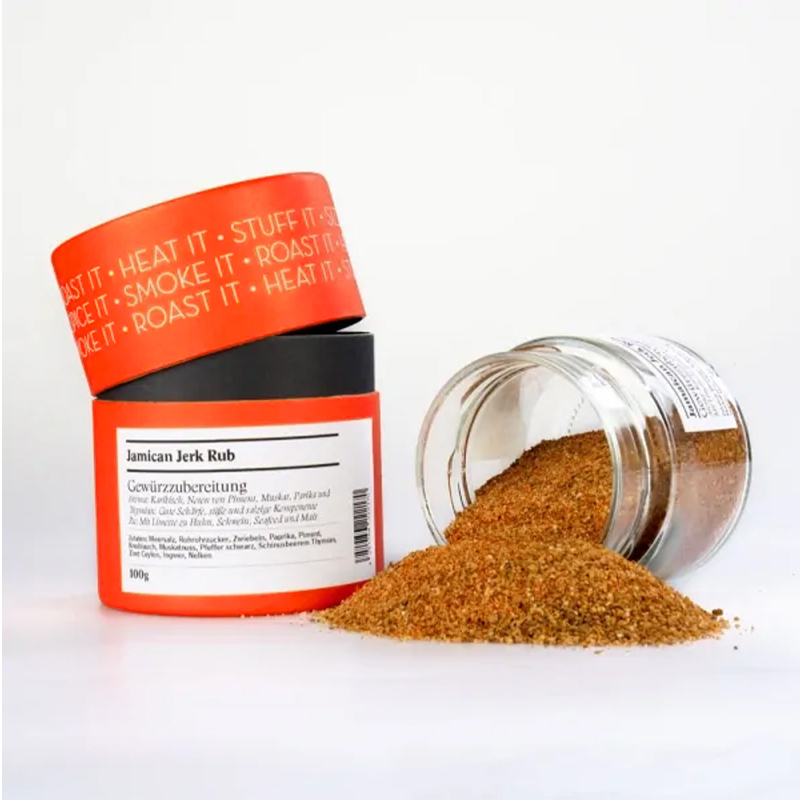 jamaican jerk rub – offenes Gewürzglas mit oranger Gewürzdose daneben