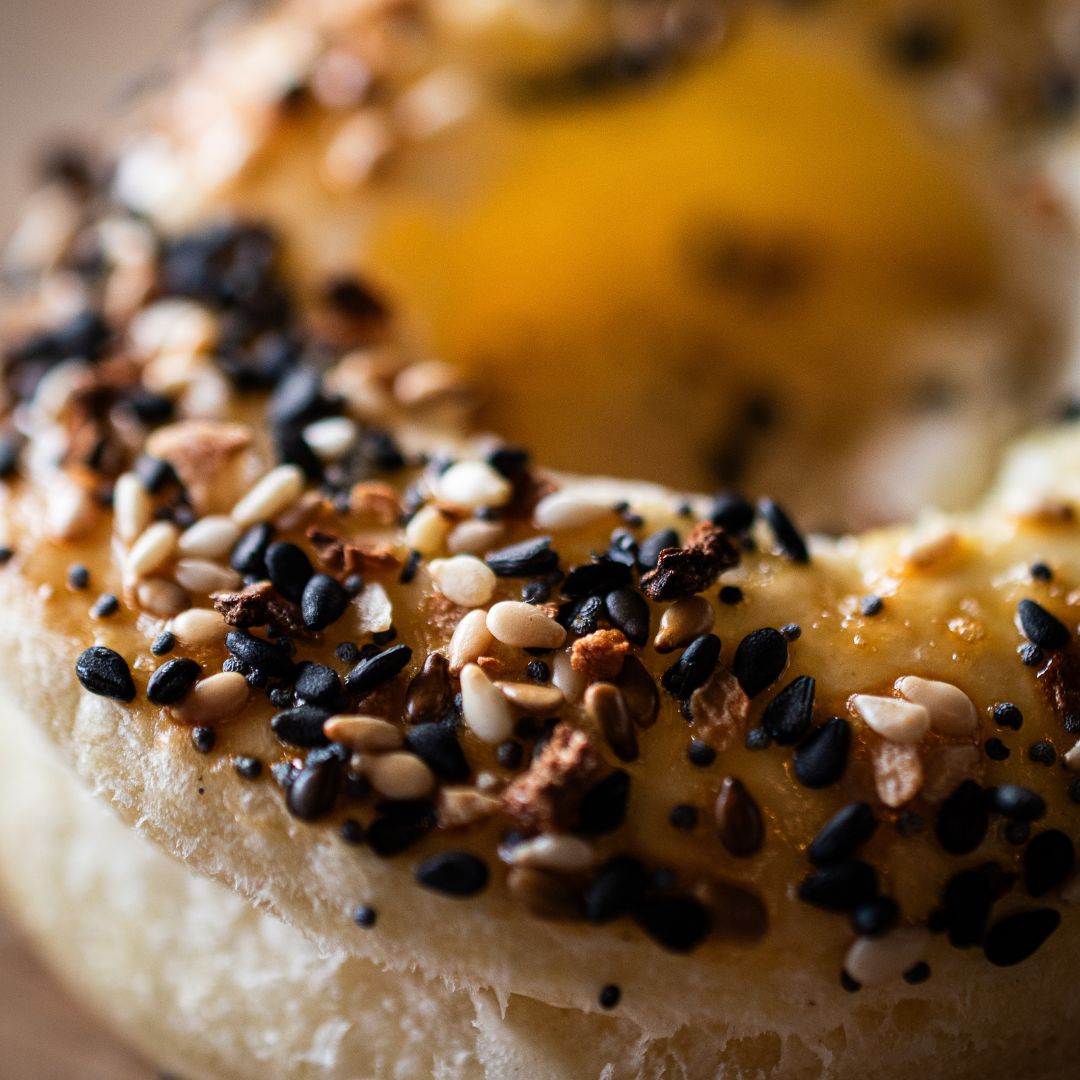 Belegter Bagel mit Salat, eingelegten roten Zwiebeln, Kräutern, cremigem Dressing und Everything Bagel Gewürz aus der Gewürzmühle Rosenheim