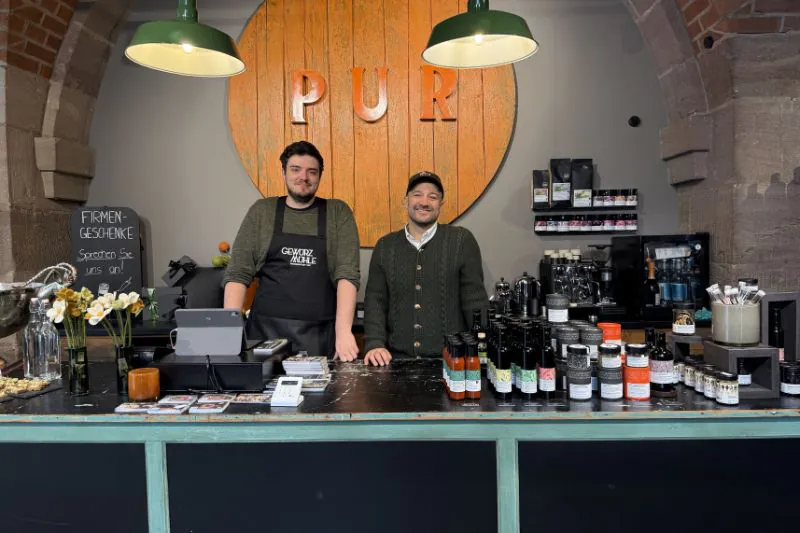 Gewürzmüller hinter der Theke im Gewürzladen in Nürnberg