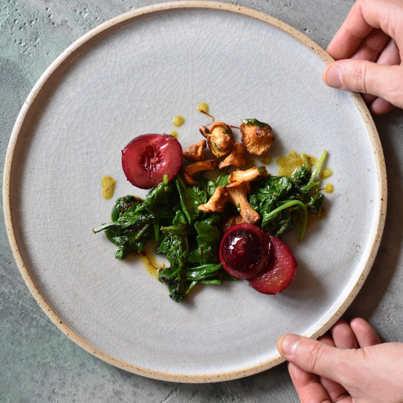 Spinat mit Safran Fäden auf einem Teller serviert