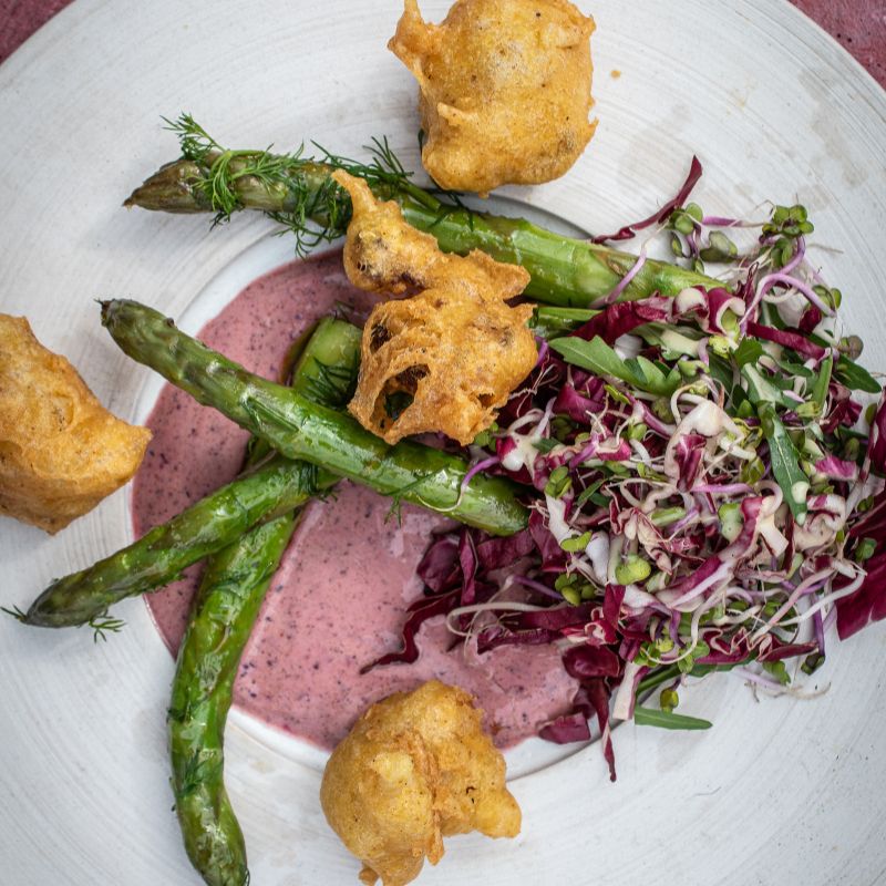 Grüner Spargel mit buntem Salat, knusprigen Ausbackteig-Stücken und cremiger Sauce, verfeinert mit Purple Curry der Gewürzmühle Rosenheim