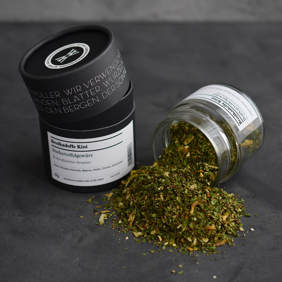 Brodkadoffe Kini – offenes Gewürzglas mit Gewürzdose daneben