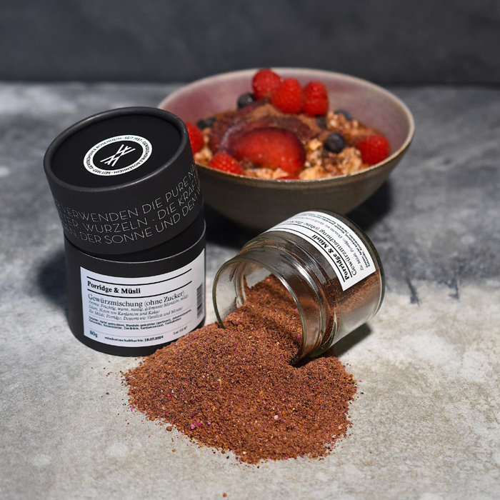 Porridge und Müsli – offenes Gewürzglas mit Gewürzdose daneben