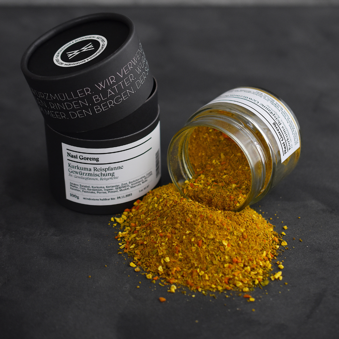 Nasi Goreng – offenes Gewürzglas mit Gewürzdose daneben