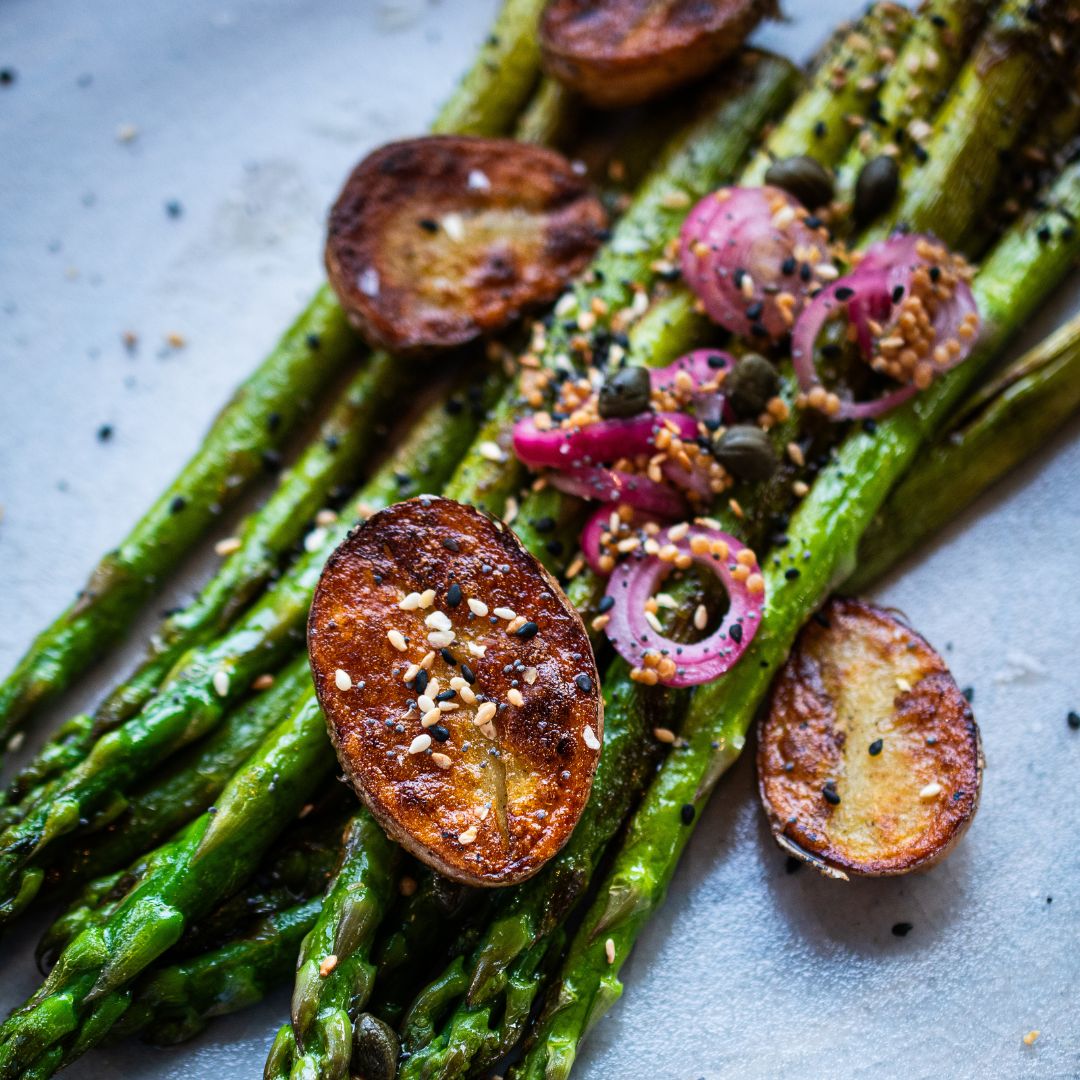 Gebratener grüner Spargel mit knusprigen Kartoffeln, Kapern und Everything Bagel Gewürz