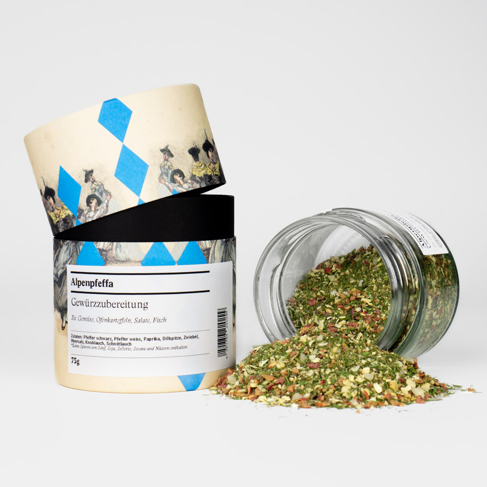 Alpenpfeffer – offenes Gewürzglas mit Gewürzdose im bayerischen Design daneben