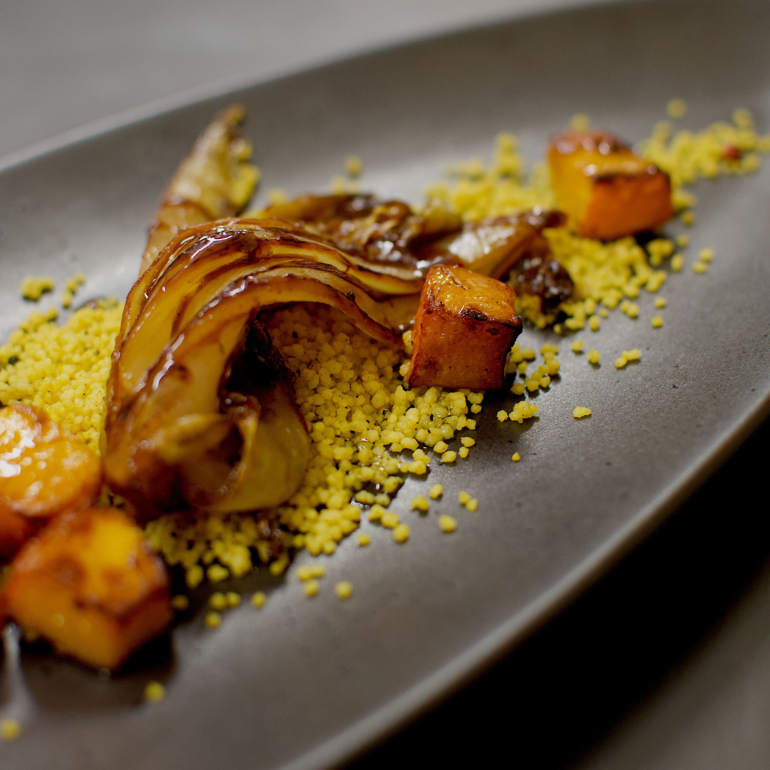 Gericht mit Ras el Hanout gewürzt, auf einem Teller serviert