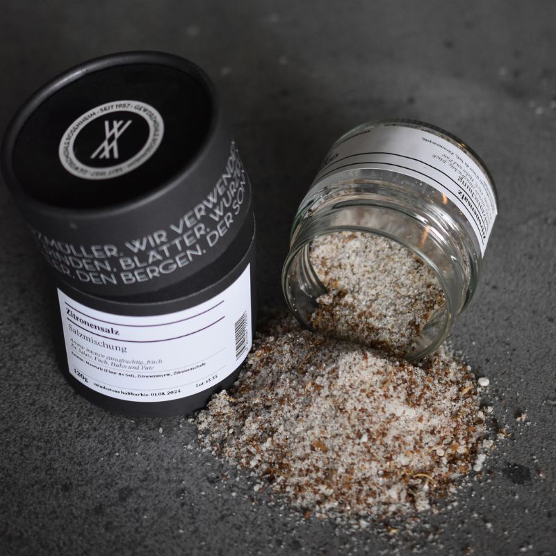 Zitronensalz – offenes Gewürzglas mit Gewürzdose daneben