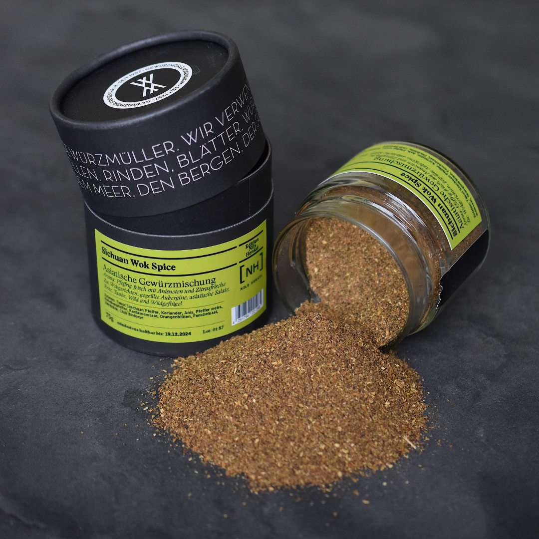 Sichuan Wok Spice – offenes Gewürzglas mit Gewürzdose daneben