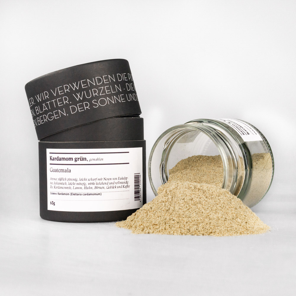 Kardamom, gemahlen – offenes Gewürzglas mit Gewürzdose daneben