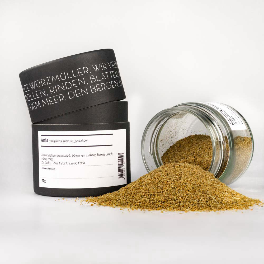 Anis gemahlen – offenes Gewürzglas mit Gewürzdose daneben