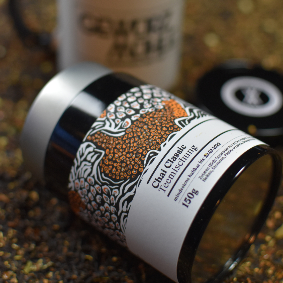 Nahaufnahme von Chai Classic Glas, wie es auf dem ausgeschütteten Tee liegt