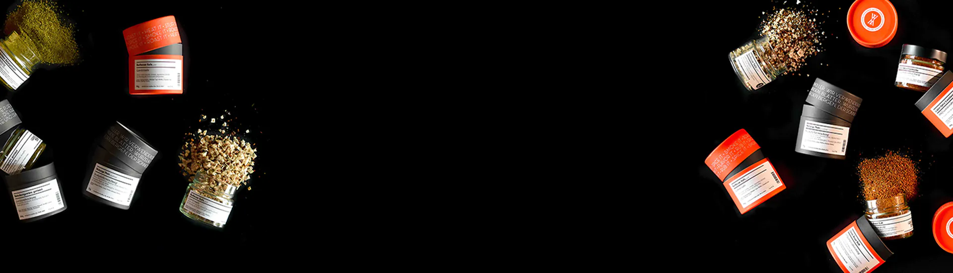 Gewürze auf schwarzem Hintergrund