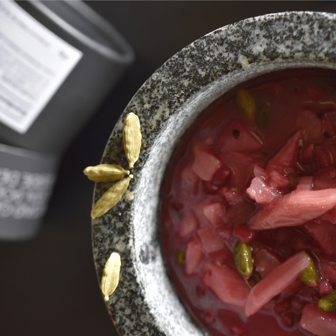 Chutney in einer Schale mit Kardamom Kapseln an der Seite der Schale