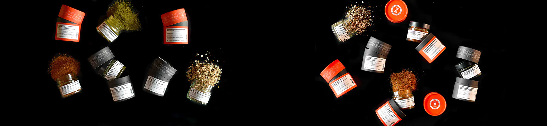 Gewürze auf schwarzem Hintergrund