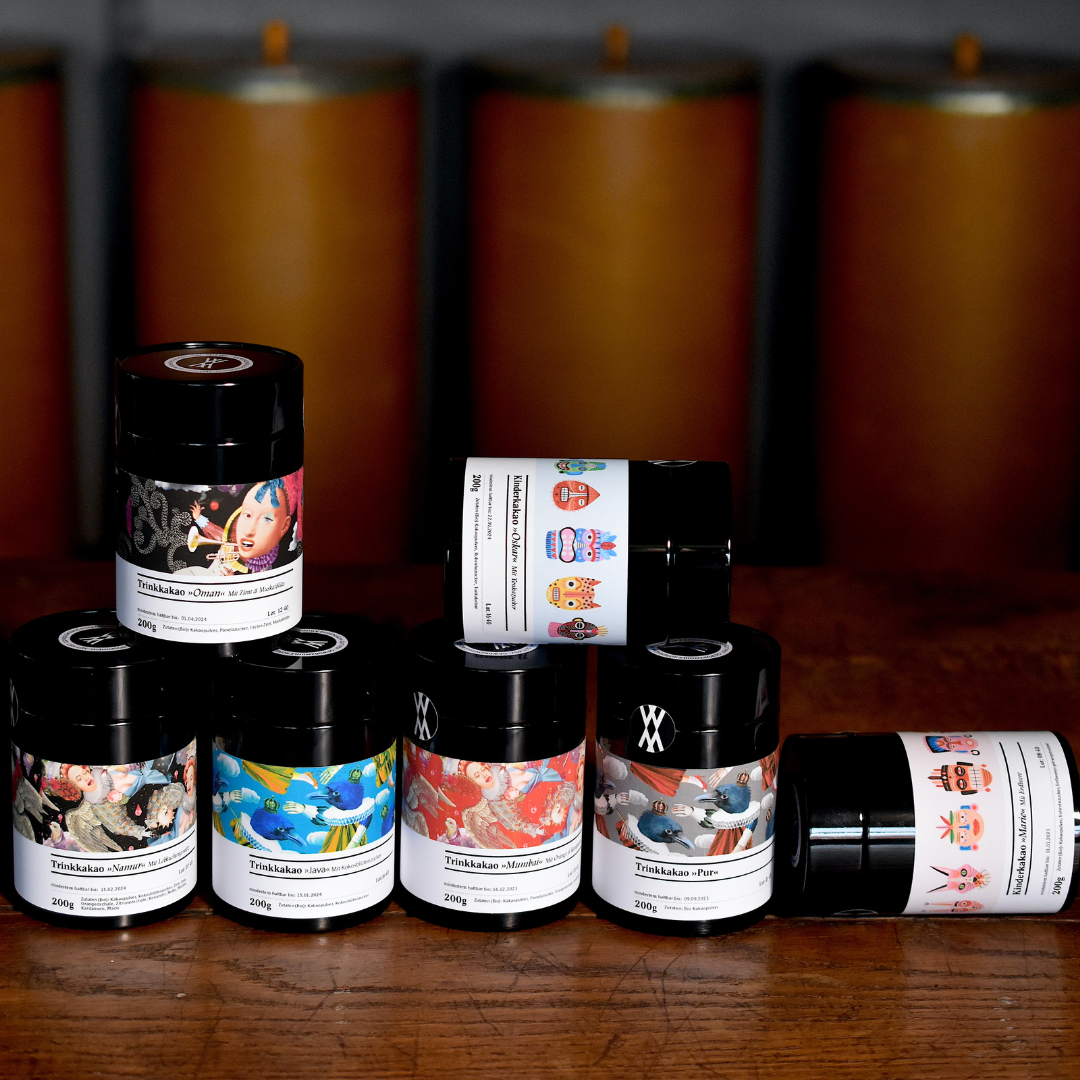 Sieben aufeinandergestapelte Kakao Dosen