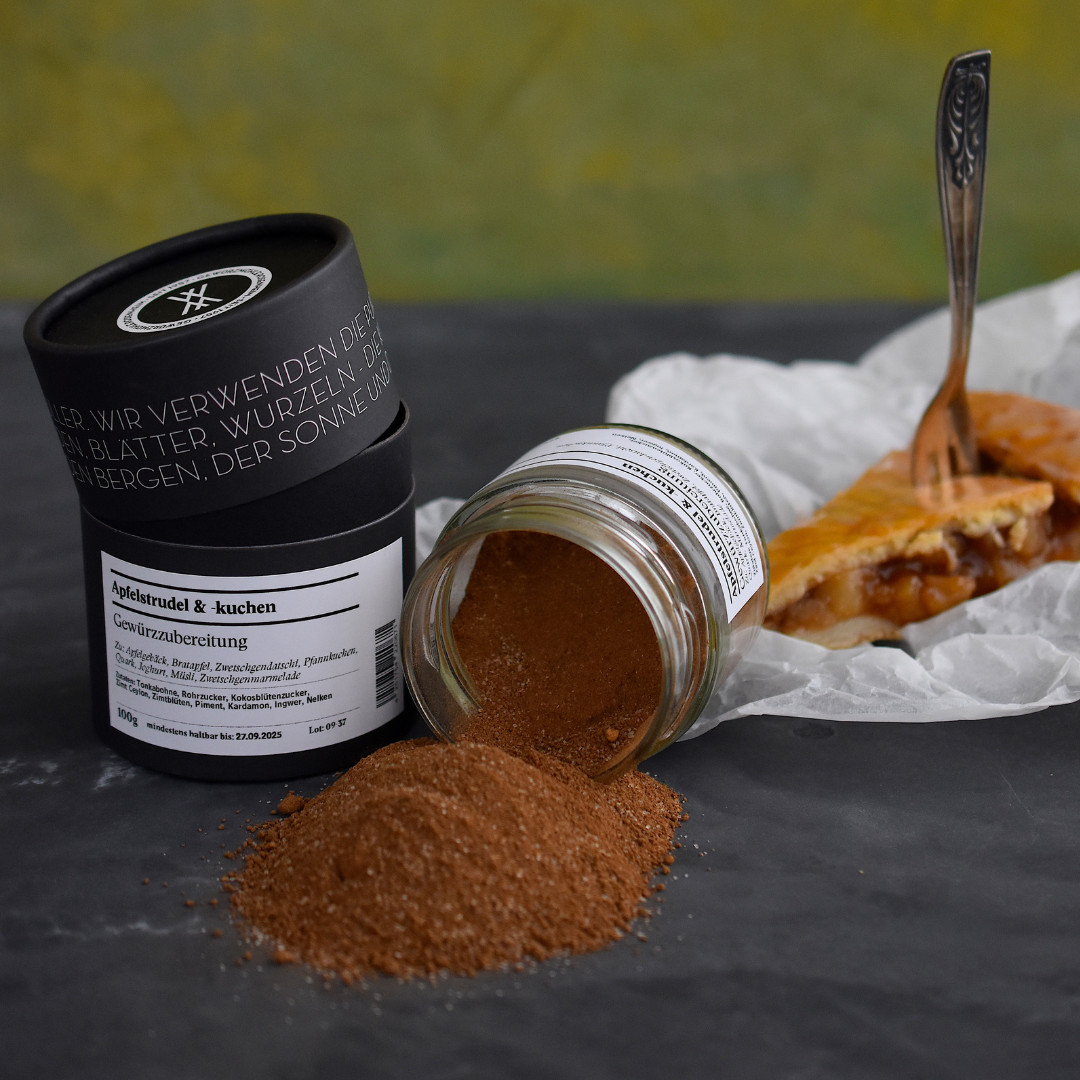 Apfelstrudel und kuchen – offenes Gewürzglas mit Gewürzdose daneben
