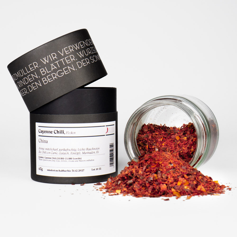 Cayenne Chili Flocken – offenes Gewürzglas mit Gewürzdose daneben