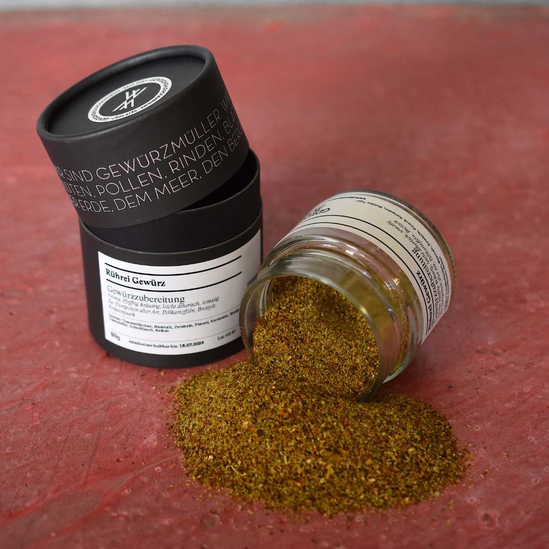 Rührei Gewürz – offenes Gewürzglas mit Gewürzdose daneben