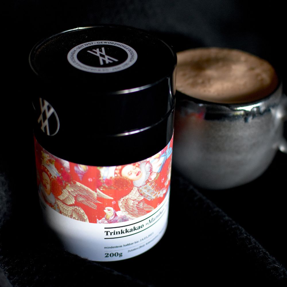Moodbild Kakao Mumbai Dose und gefüllte Tasse
