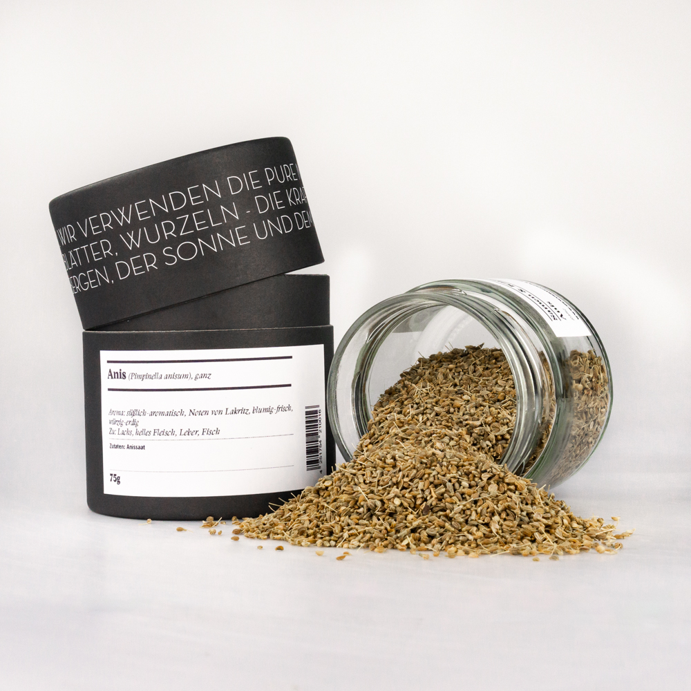 Anis ganz – offenes Gewürzglas mit Gewürzdose daneben