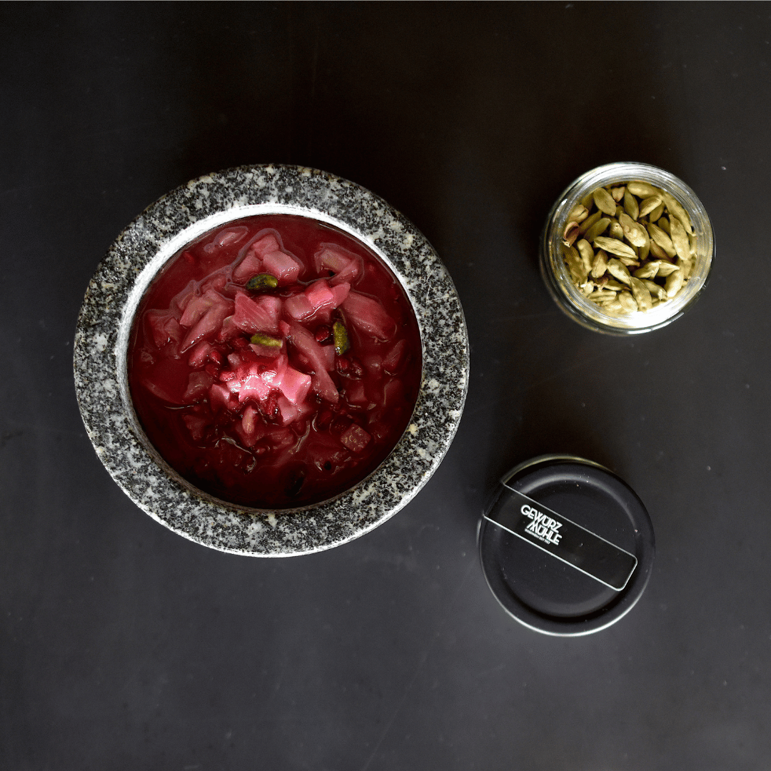 Chutney in einer Schale mit Kardamom Kapseln in einer weiteren Schale