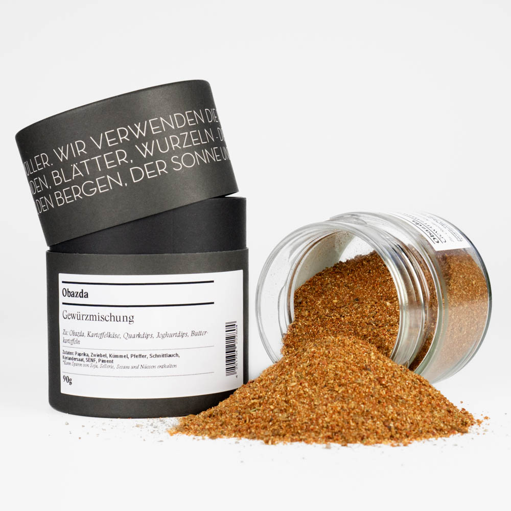 Obazda Gewürzmischung - offenes Gewürzglas mit Gewürzdose daneben