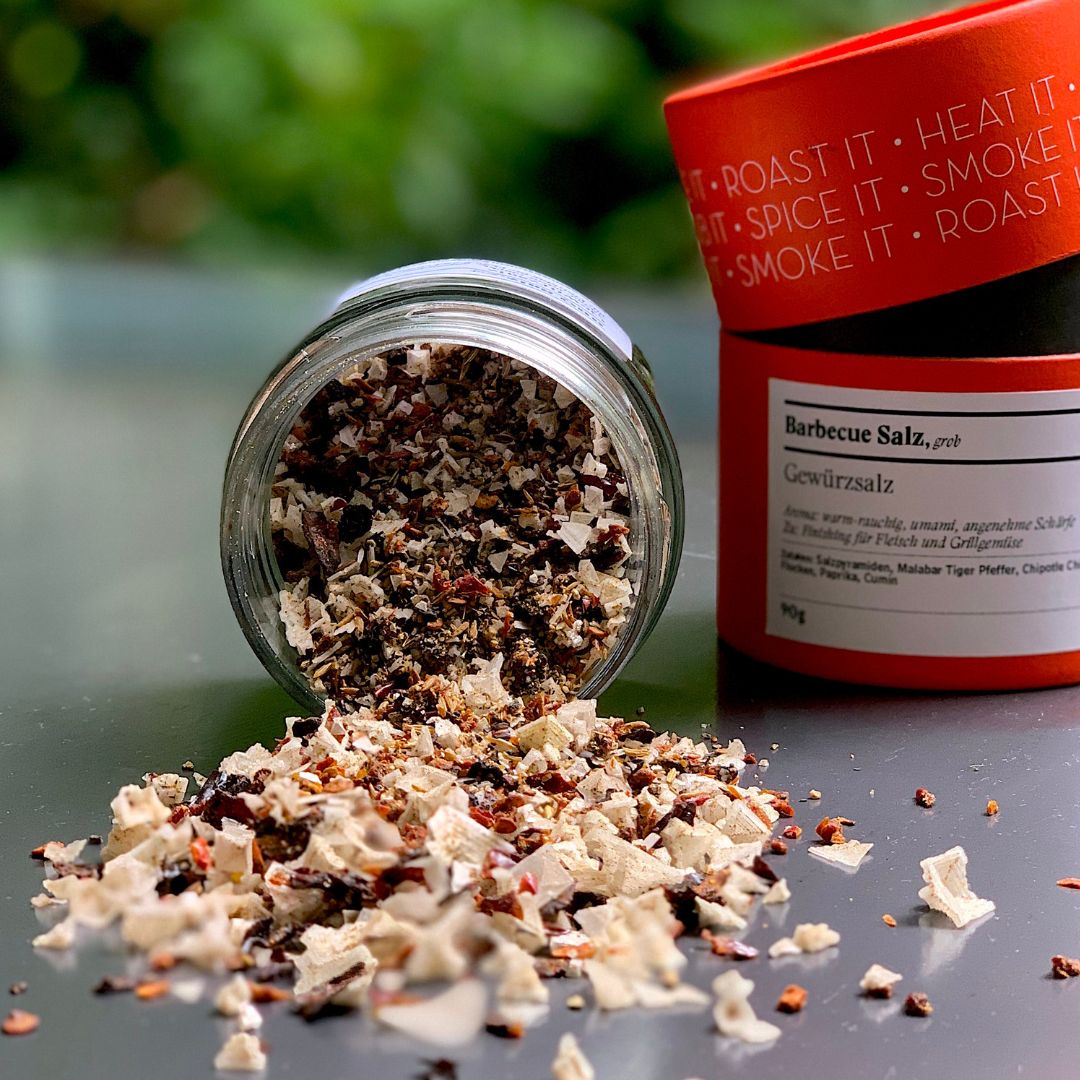 Barbecue Salz, grob – offenes Gewürzglas mit Gewürzdose daneben