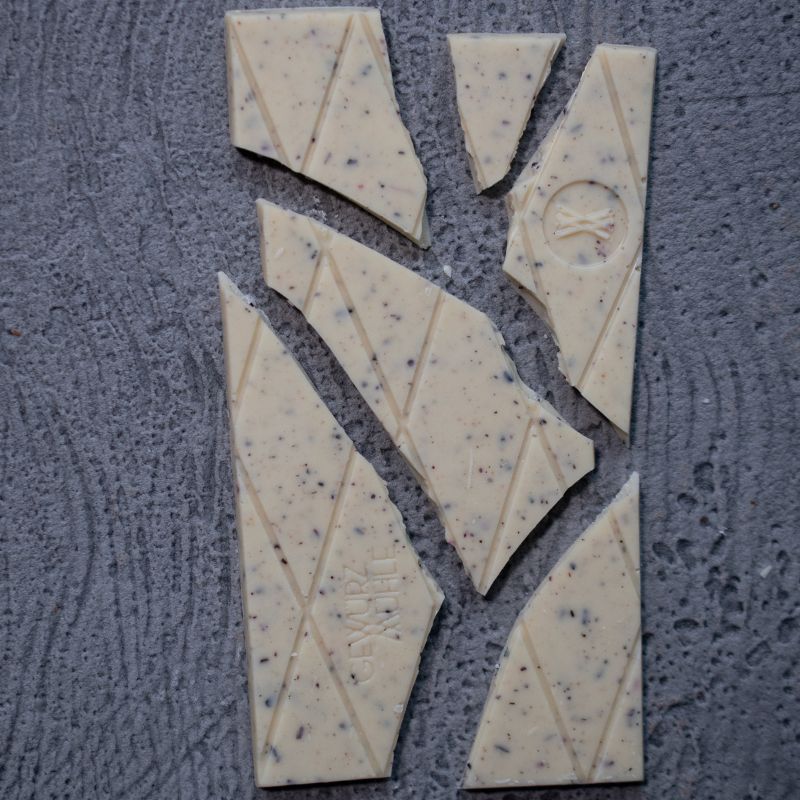 Weiße Schokolade (32%) mit Tonkabohne & Hibiskusblüte