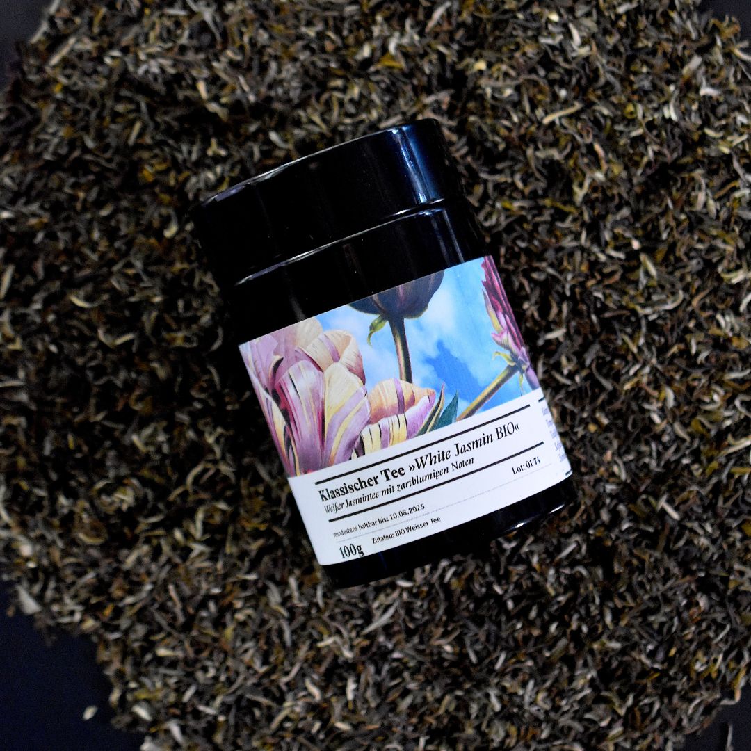 Klassischer Tee, White Jasmin Glas auf dem ausgeschütteten Tee liegend