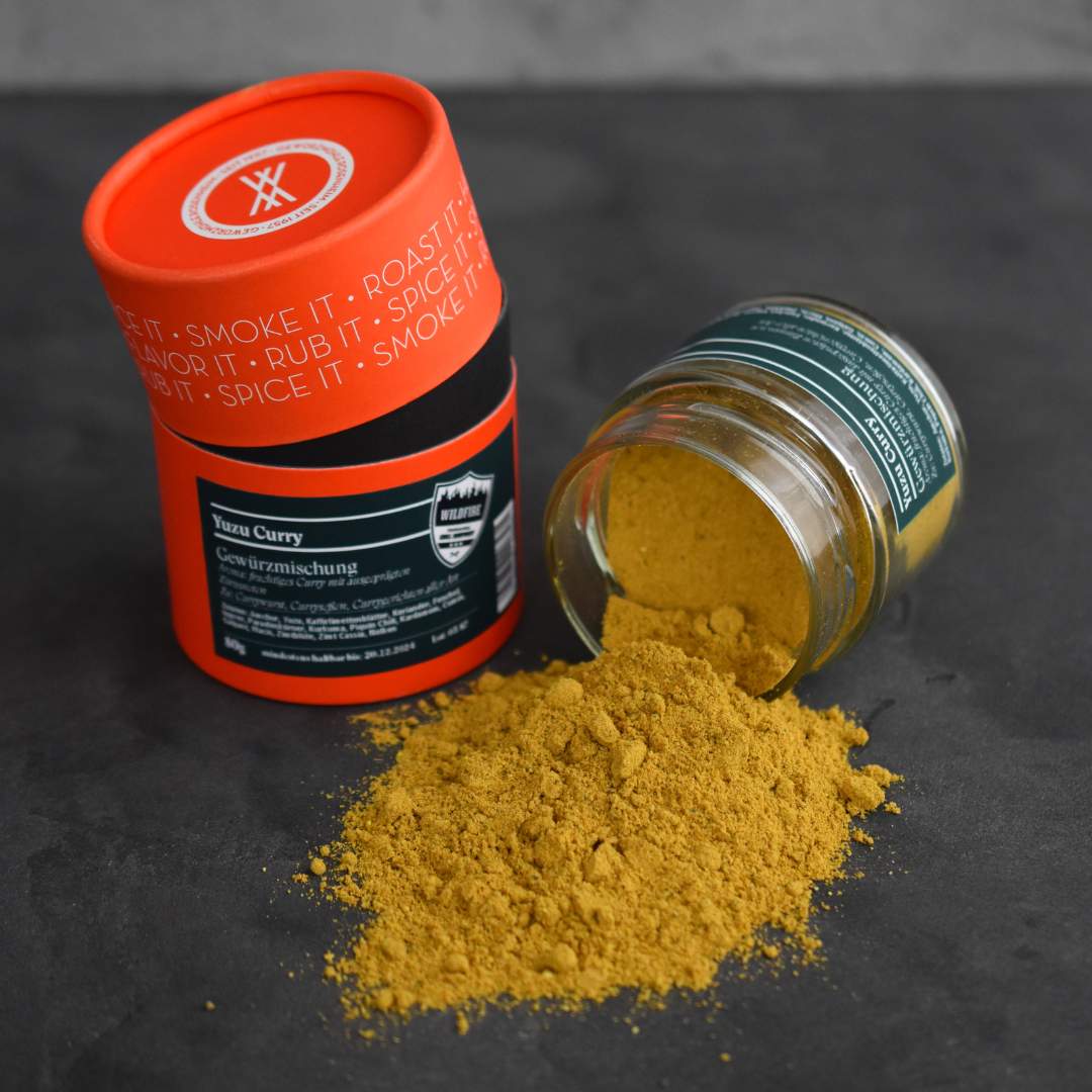 Yuzu Curry – offenes Gewürzglas mit oranger Gewürzdose daneben