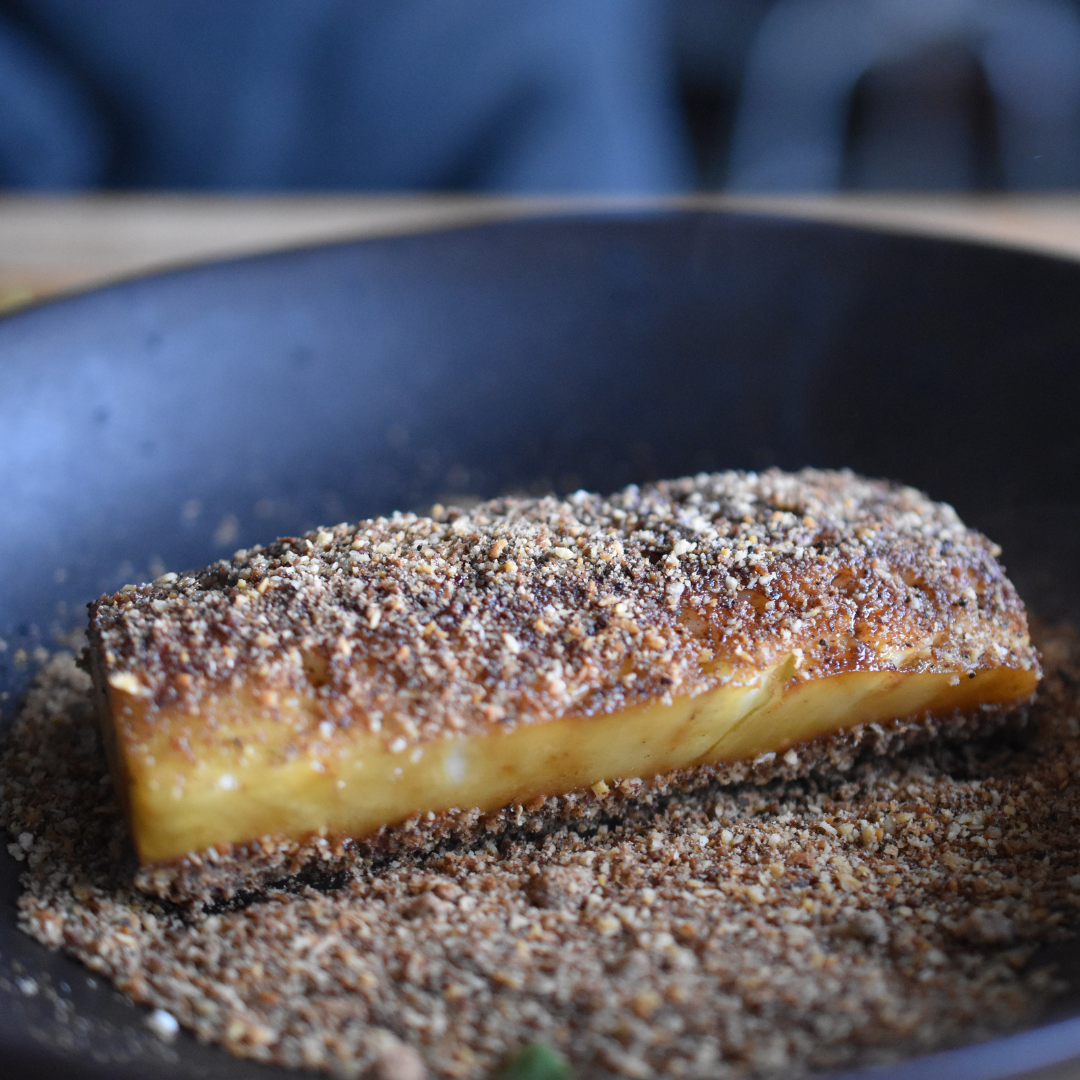 Gebäck/Dessert mit Honeyballs-Topping in der Pfanne