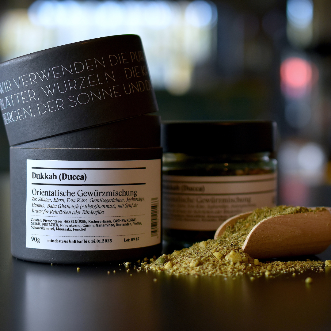 Dukkah (Ducca) Orientalische Gewürzmischung - Dose und Glas, auf Tisch stehend
