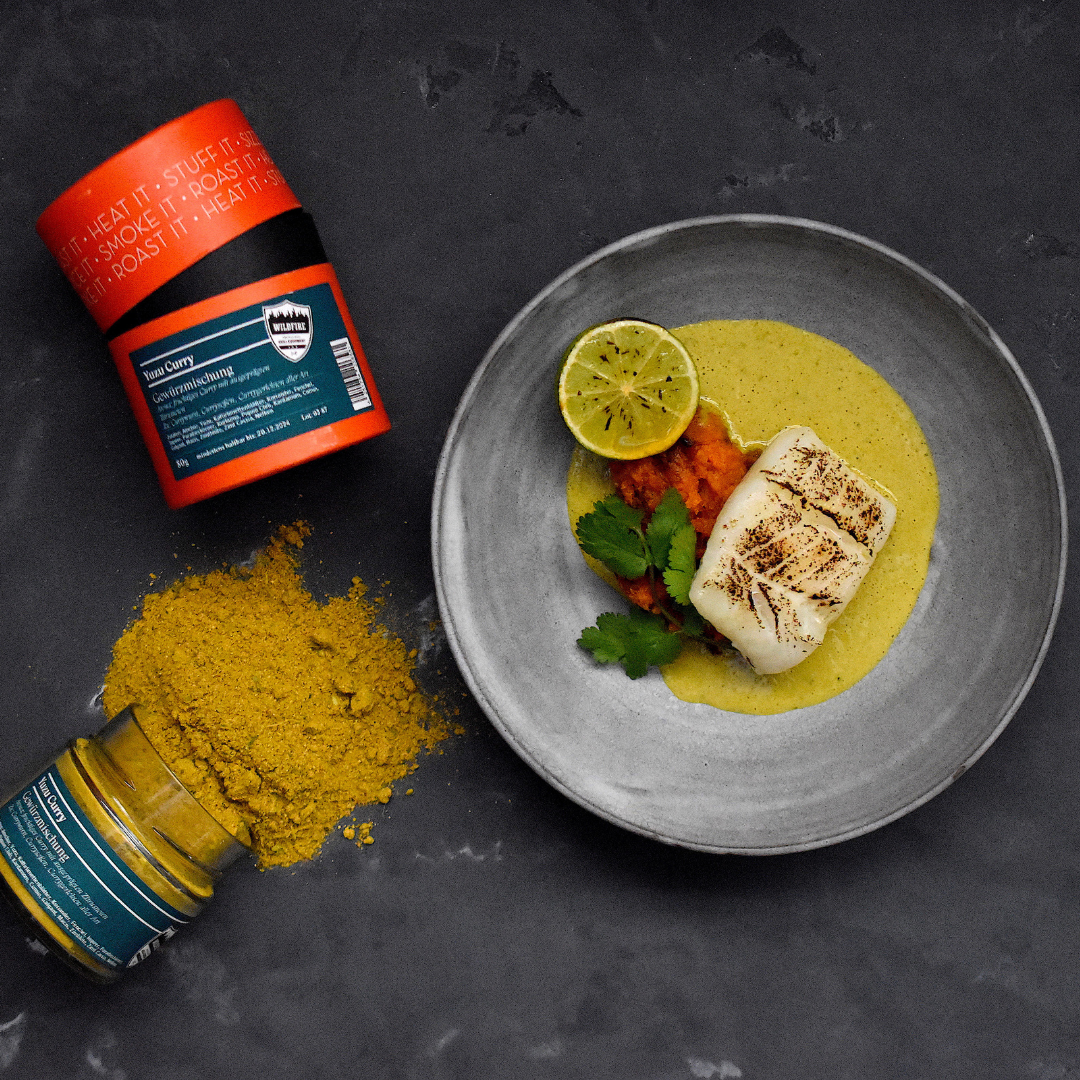 Yuzu curry – offenes Gewürzglas mit oranger Gewürzdose daneben