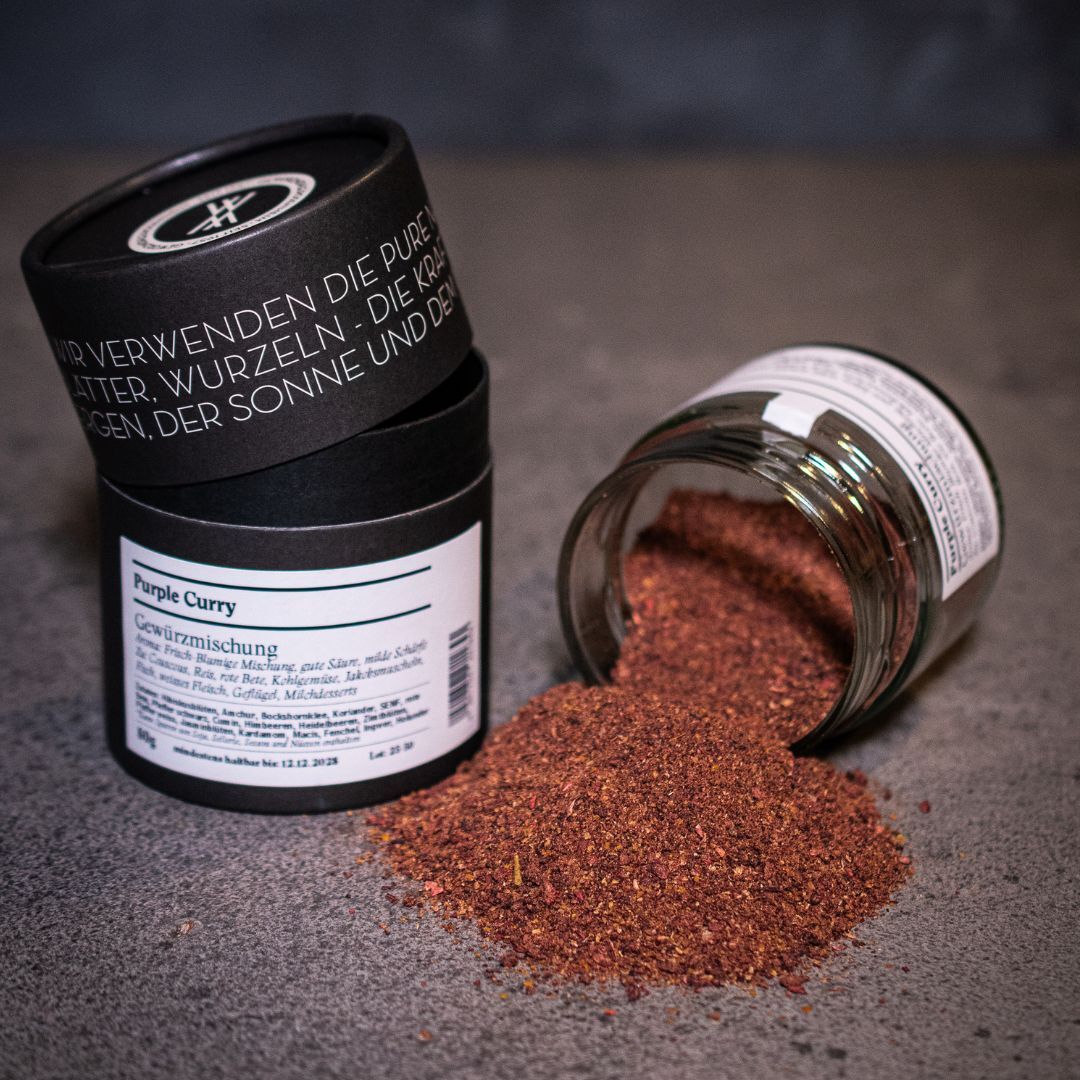 Purple Curry – offenes Gewürzglas mit Gewürzdose daneben