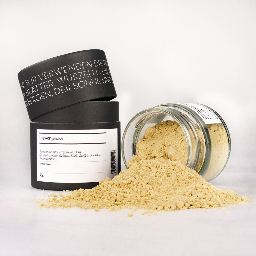 Ingwer, gemahlen – offenes Gewürzglas mit Gewürzdose daneben