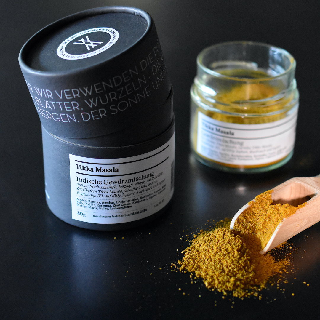 Tikka Masala – offenes Gewürzglas mit Gewürzdose daneben