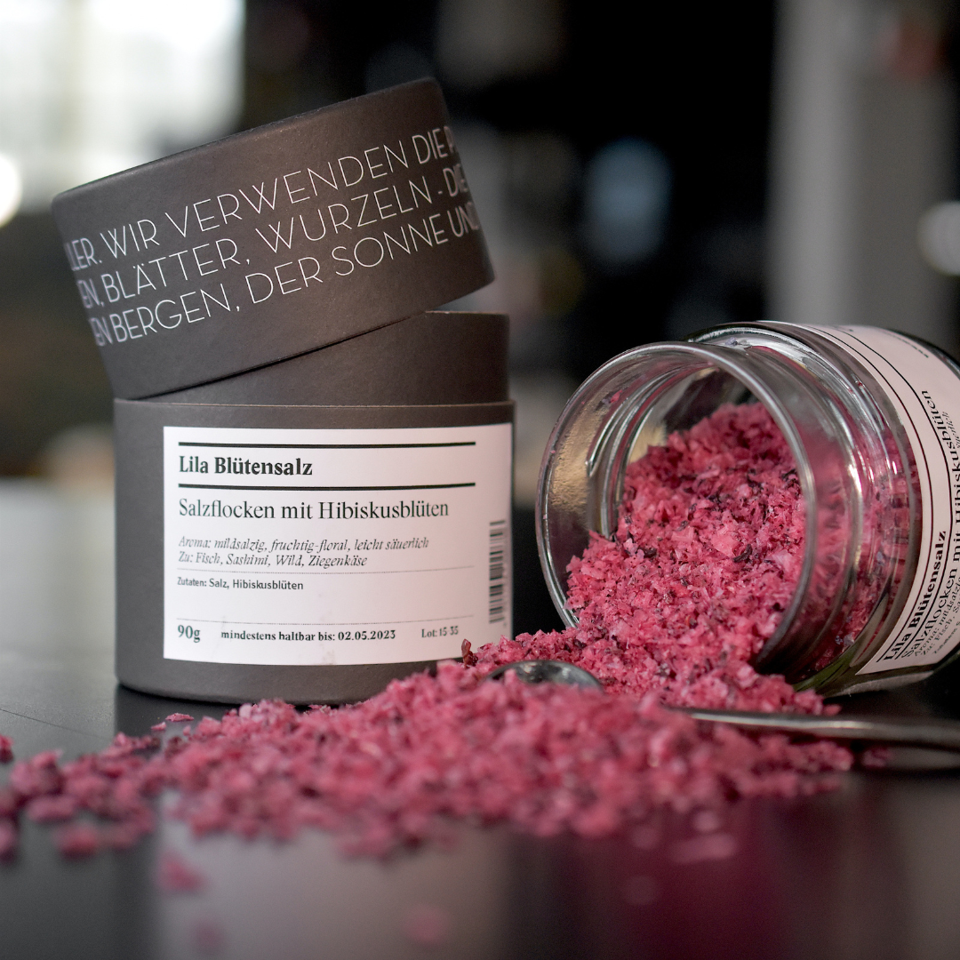 Lila Blütensalz – offenes Gewürzglas mit Gewürzdose daneben