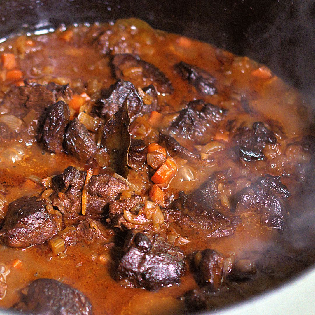 Nahaufnahme Wildragout vom Wildschwein mit Wildgewuerz aus der Gewuerzmuehle Rosenheim