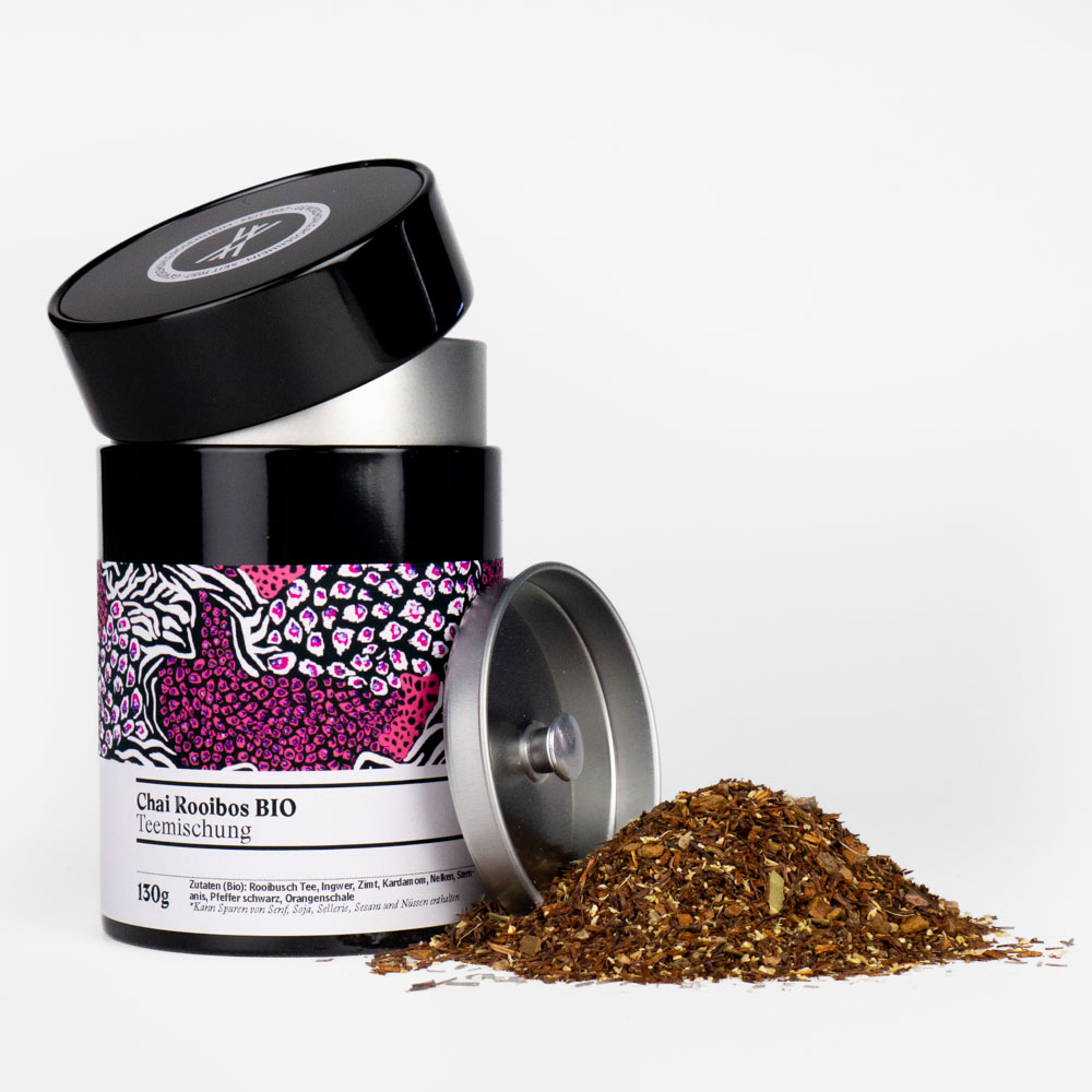 Chai Rooibos Bio - offene Teemetalldose mit ausgeschüttetem Tee daneben