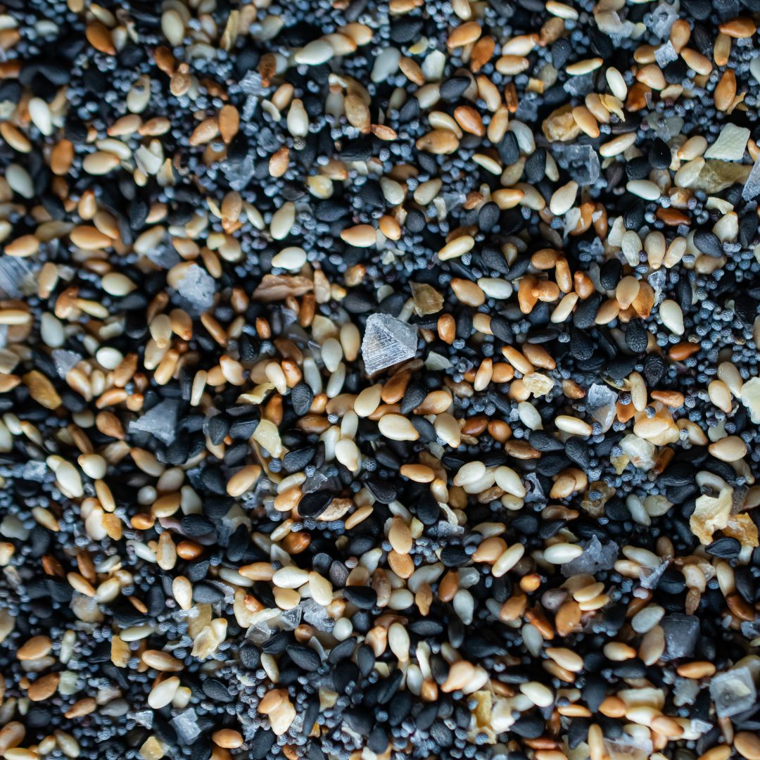 Nahaufnahme des Everything Bagel Gewürzes aus der Gewürzmühle Rosenheim mit Sesam, Schwarzkümmel, Mohn und grobem Salz