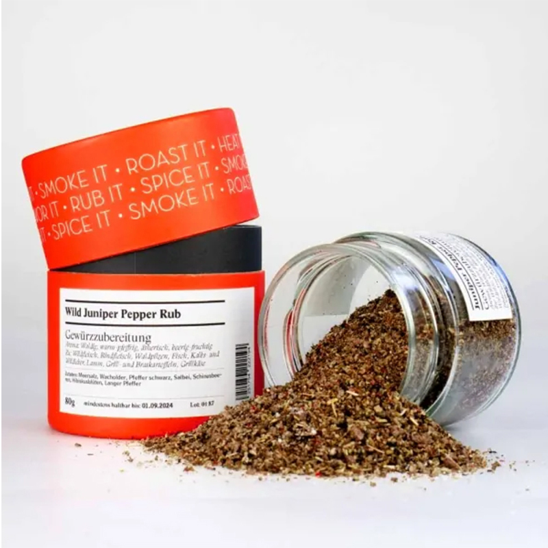 juniper pepper rub – offenes Gewürzglas mit oranger Gewürzdose daneben
