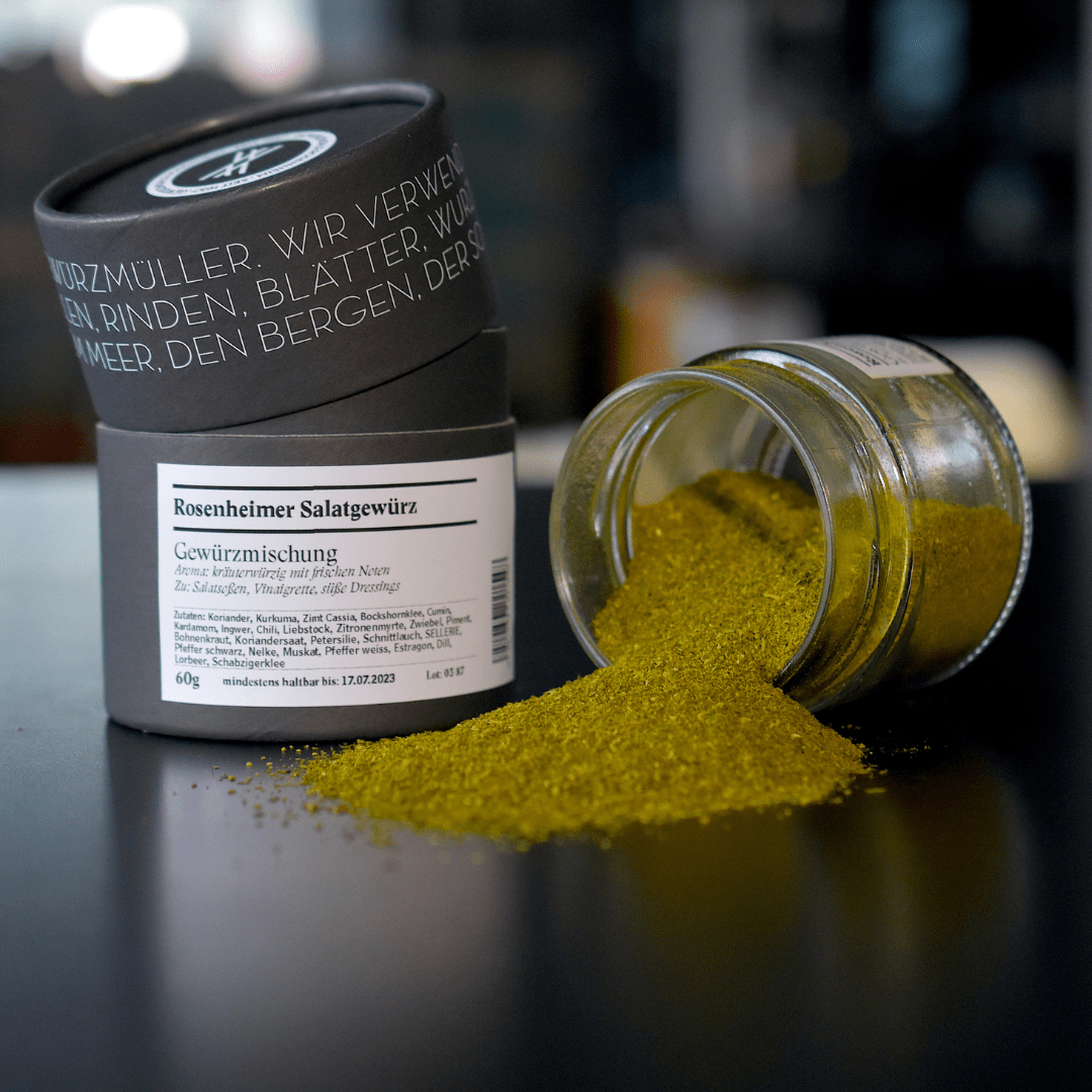 Rosenheimer Salatgewürz – offenes Gewürzglas mit Gewürzdose daneben