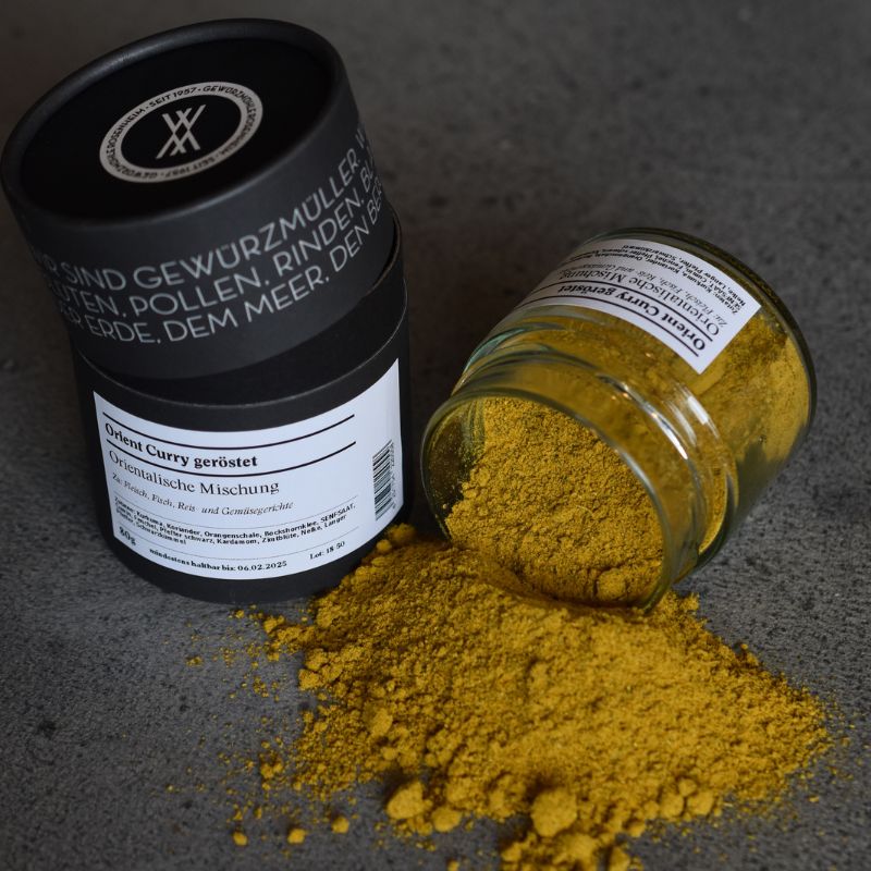 Orient curry geröstet – offenes Gewürzglas mit Gewürzdose daneben