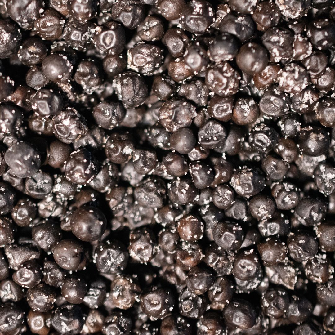 Detailaufnahme des Gewürzes Fermentierter Kampot Pfeffer aus der Gewürzmühle Rosenheim.