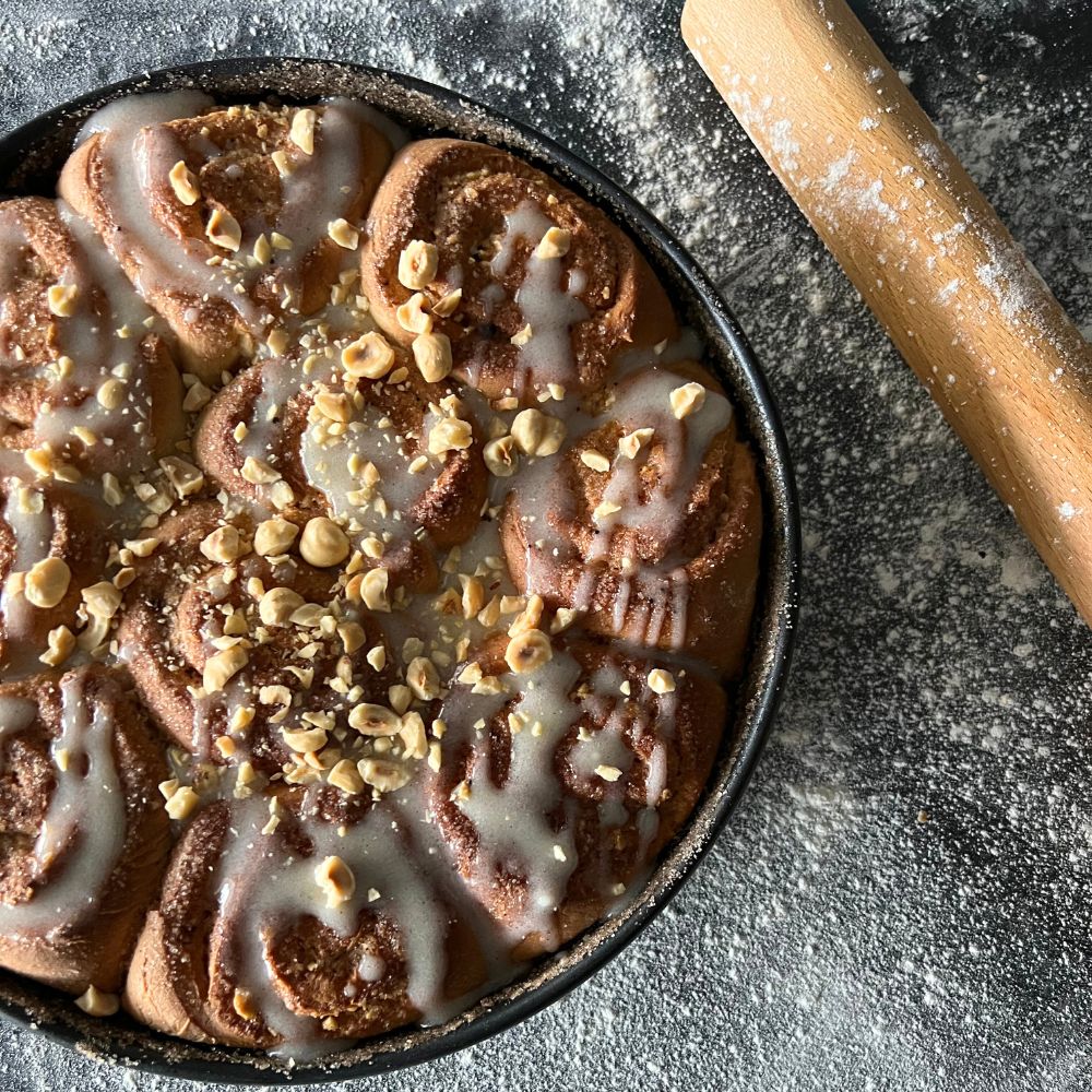 Zimtschnecken mit Kaiserschmarrnzucker in der Backform