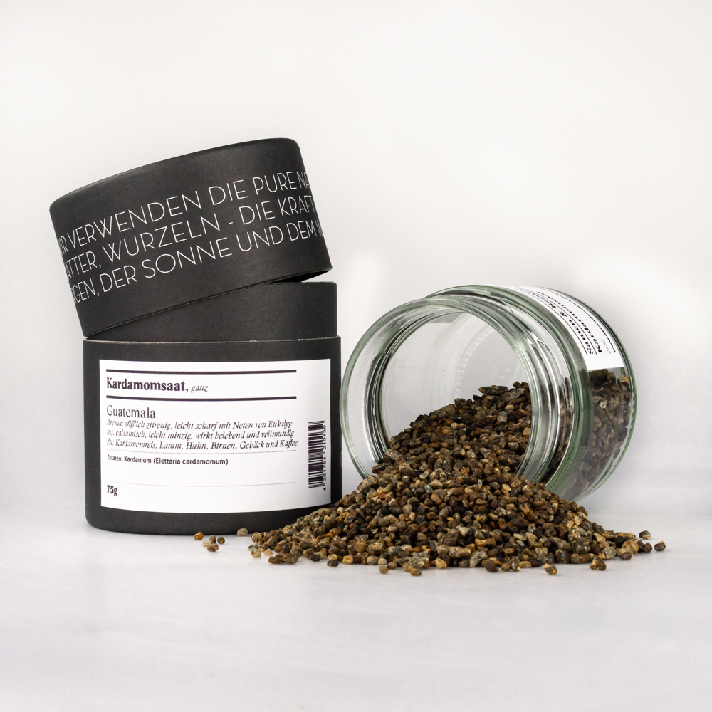 Kardamomsaat, ganz – offenes Gewürzglas mit Gewürzdose daneben