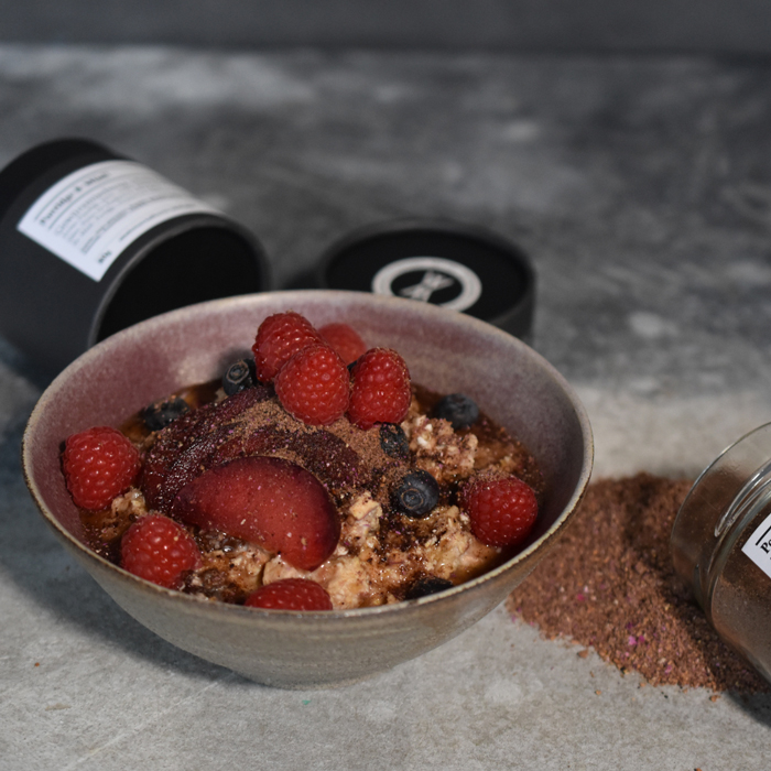 Porridge und Müsli – offenes Gewürzglas mit Gewürzdose daneben